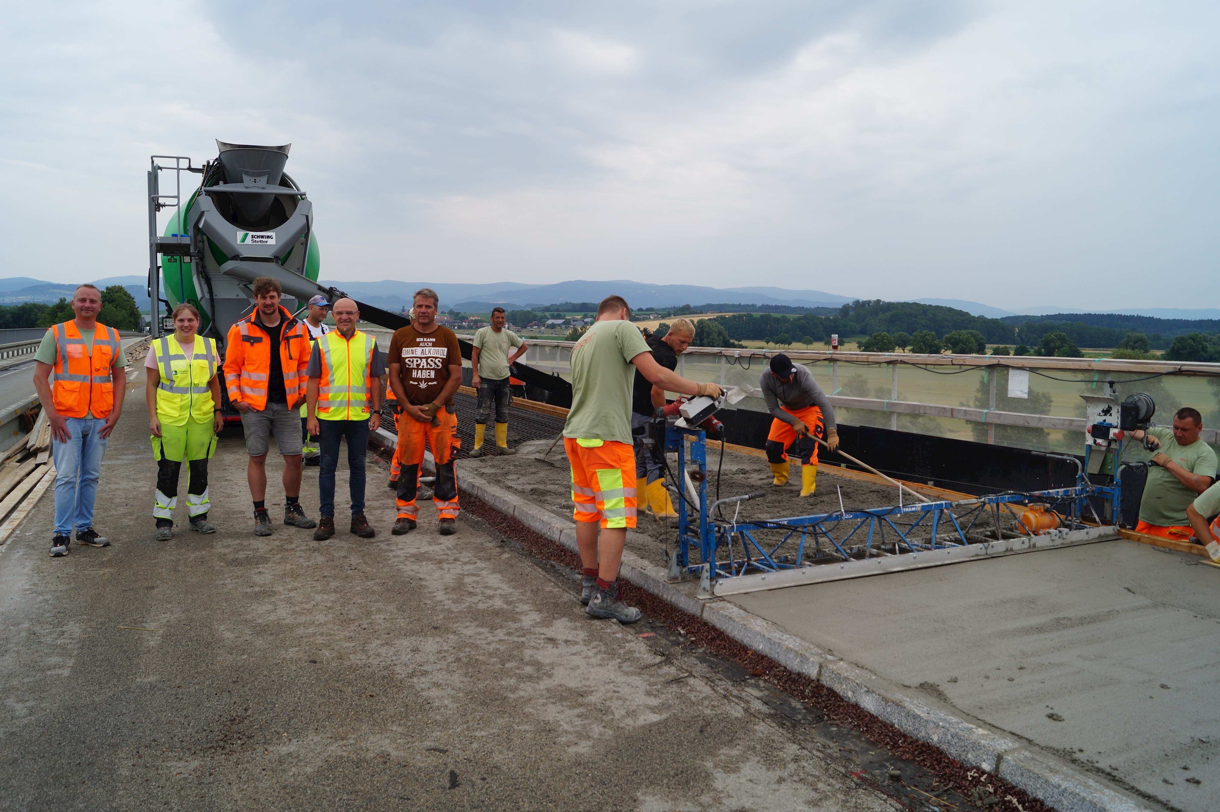 Die Vertreterinnen und Vertreter der ausführenden Firmen gemeinsam mit Tiefbauamtsleiter Markus Fischer (2. von rechts) stehen auf der Xaver-Hafner-Brücke während der Arbeiten.