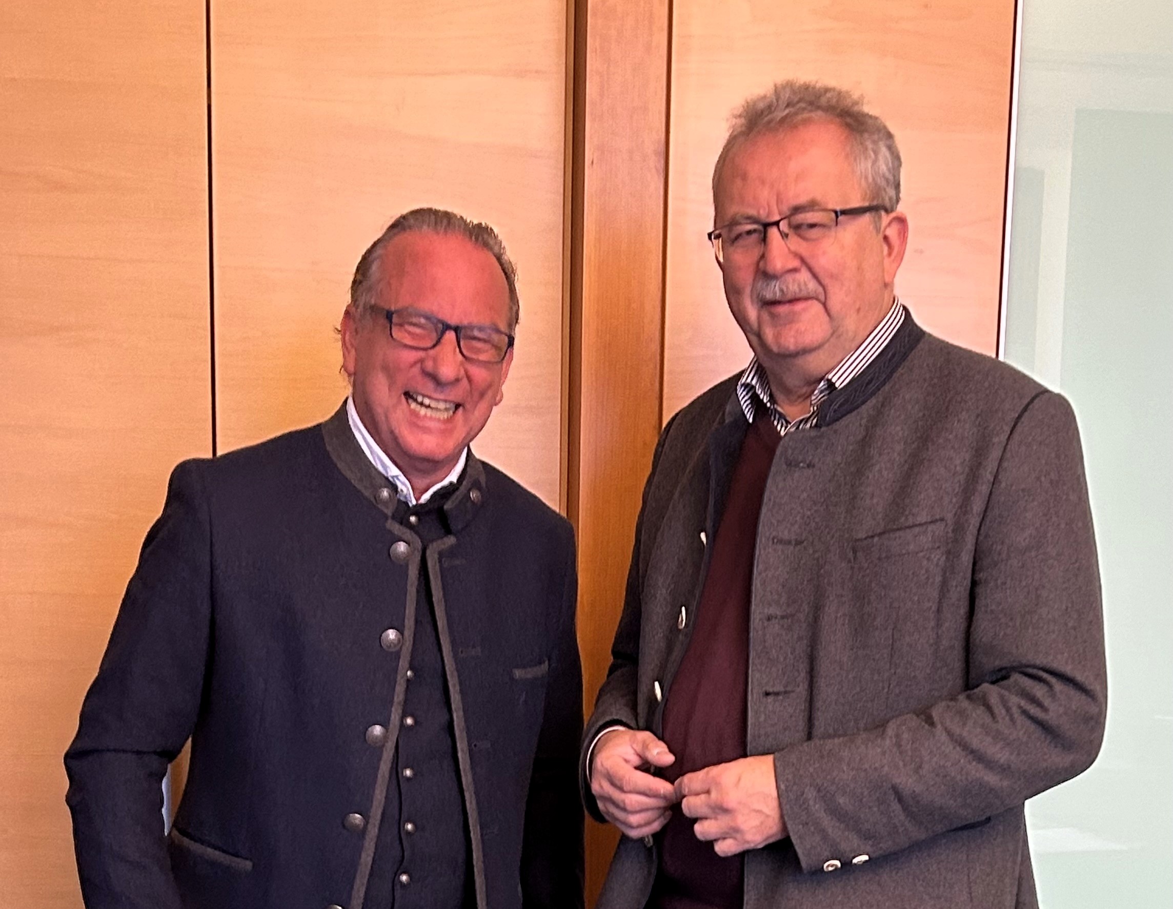 Reinhard Böckl (links) im Gespräch mit Landrat Josef Laumer.