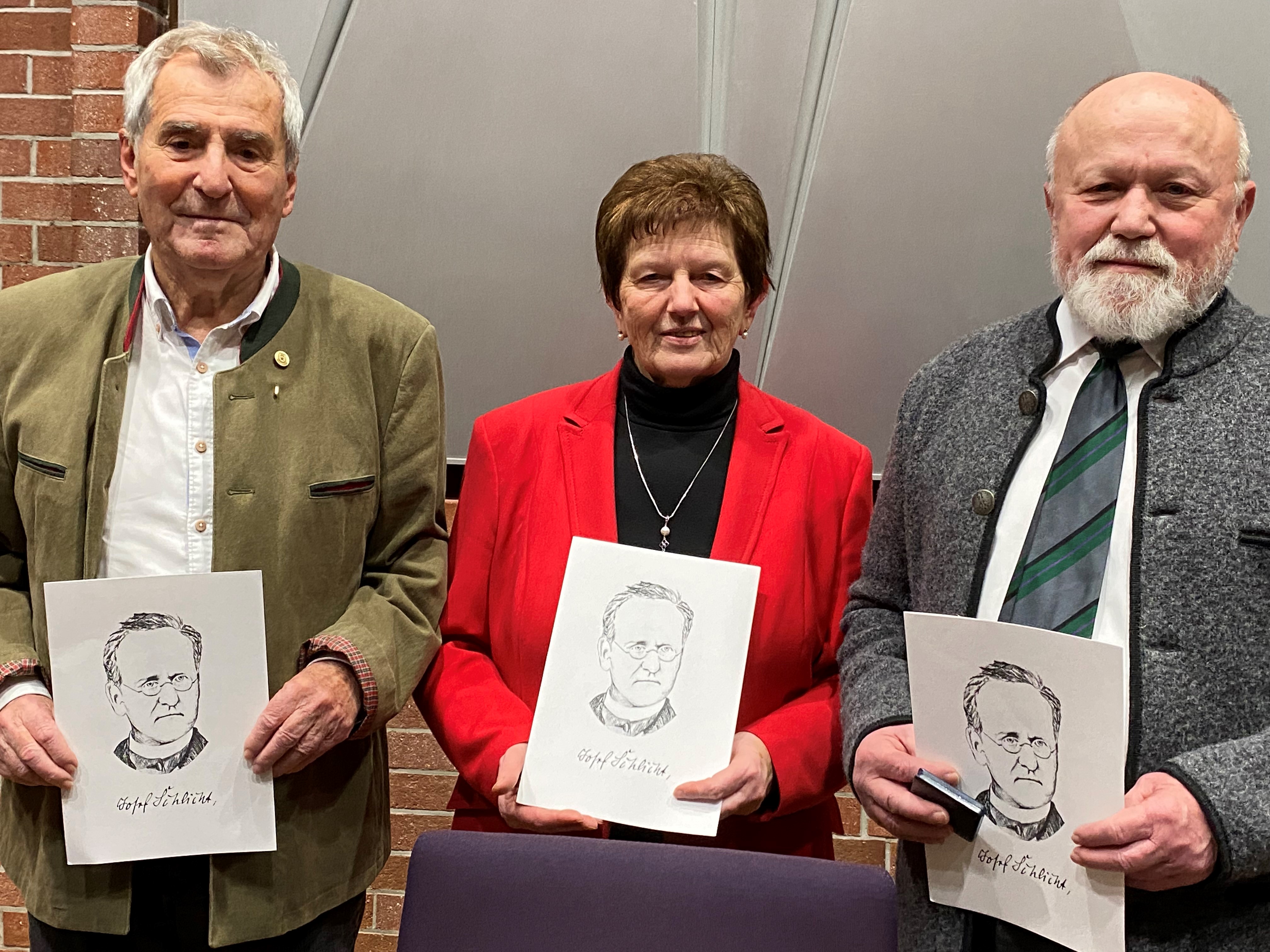 Die Geehrten Herbert Schedlbauer, Margarethe Stadler und Karl Kienberger mit ihren Urkunden und Medaillen.