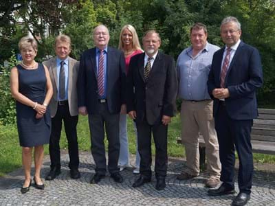Klaus Reuter und Dr. Reiner Güldenhaupt wurden in den Ruhestand verabschiedet Von links nach rechts: Karin Wutzlhofer (Sachgebietsleiterin Haupt- und Personalverwaltung), Abteilungsleiter Dr. Hermann Sturm, Klaus Reuter, Abteilungsleiterin Birgit Fischer-Rentel, Dr. Reiner Güldenhaupt, Personalratsvorsitzender Alexander Penzkofer, Landrat Josef Laumer.