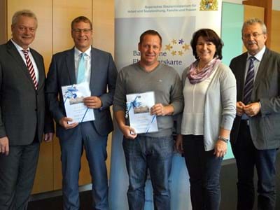 Die Gewinner mit Landrat Josef Laumer und MdB Alois Rainer Die Gewinner der Berlinfahrt Michael Friedl und Josef Solleder (2. und 3. von links mit MdB Alois Rainer, Gertraud Seifert vom Treffpunkt Ehrenamt sowie Landrat Josef Laumer.