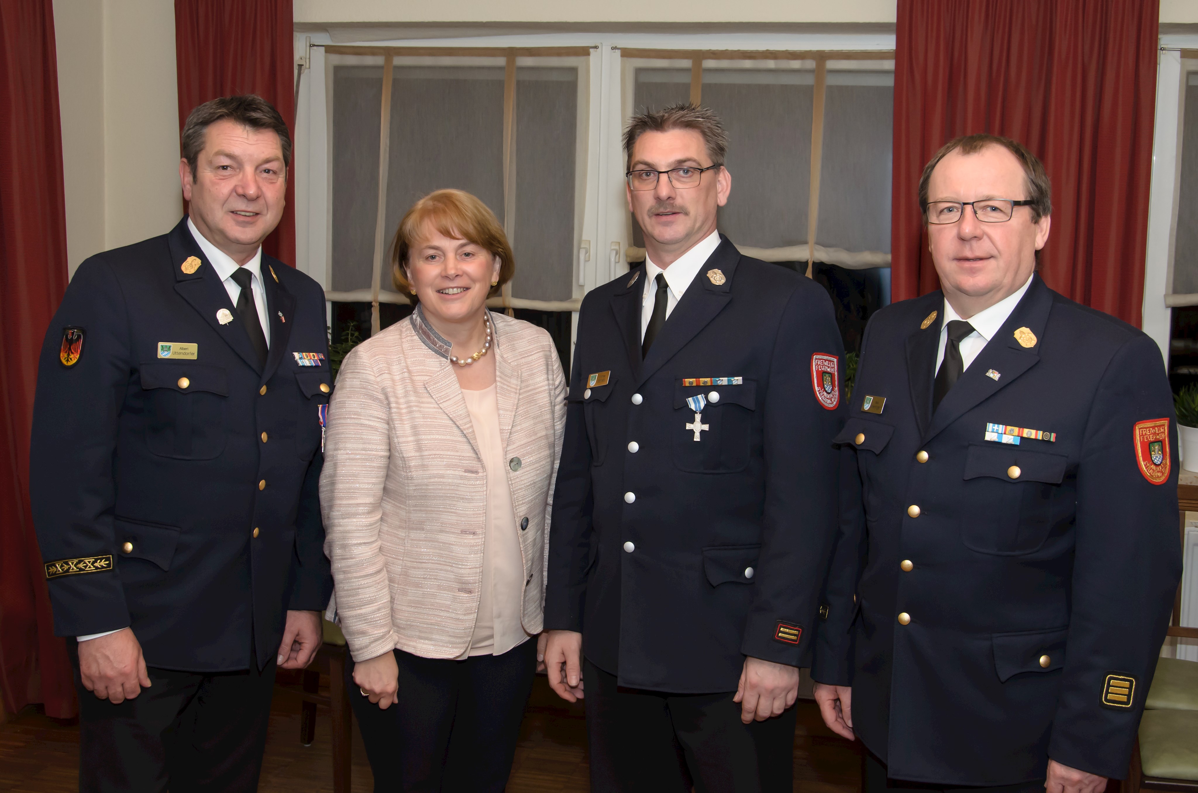Silbernes Feuerwehrehrenzeichen für 25-jährige aktive Dienstzeit für Thomas Schießl