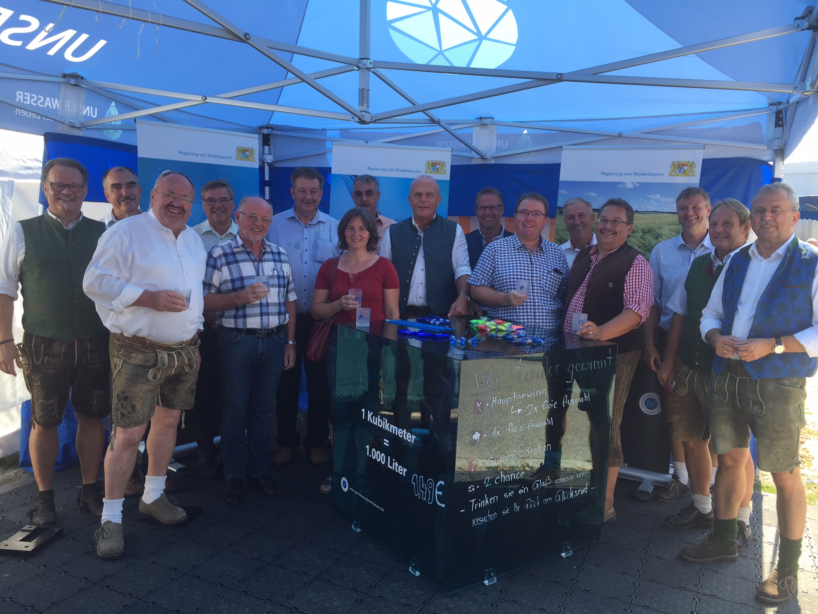Landrat Josef Laumer besucht den Wasserzweckverband Mallersdorf auf der Ostbayernschau am Stand des Wasser Info Team Bayern