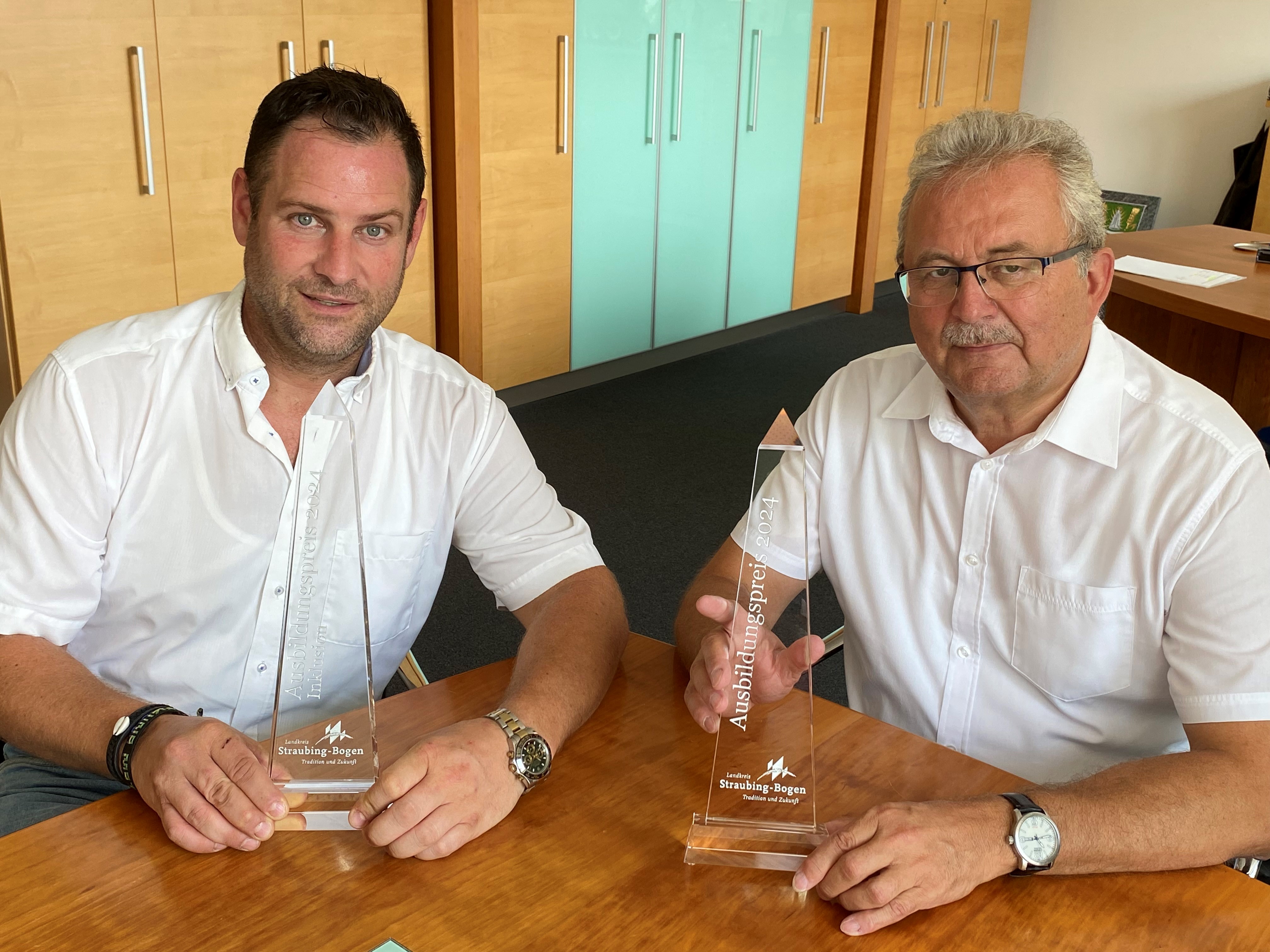 Wirtschaftsreferent Martin Köck und Landrat Josef Laumer präsentieren die Auszeichnung für den Ausbildungspreis 2024.