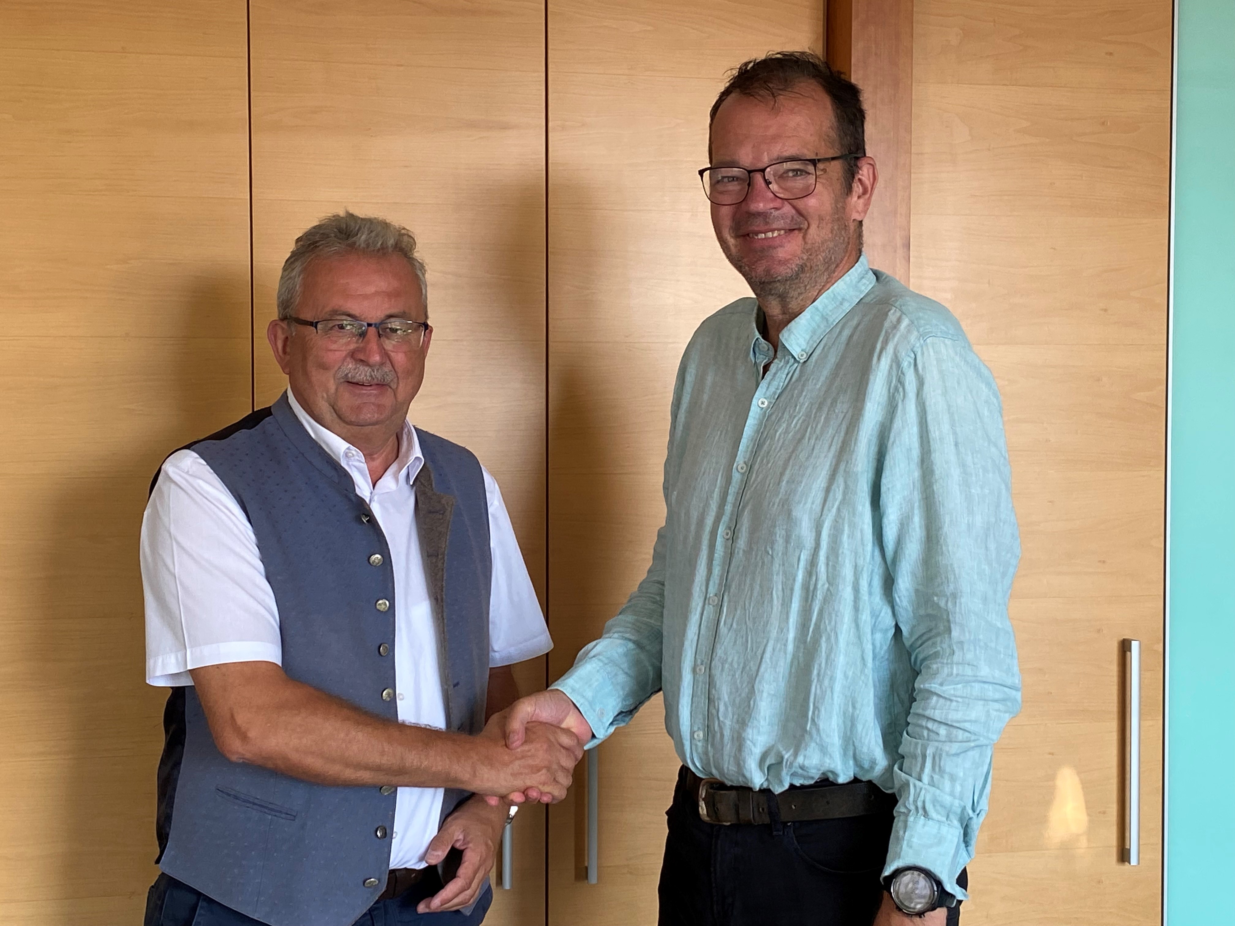 Landrat Josef Laumer begrüßt Bernd Reuther in seinem Büro.