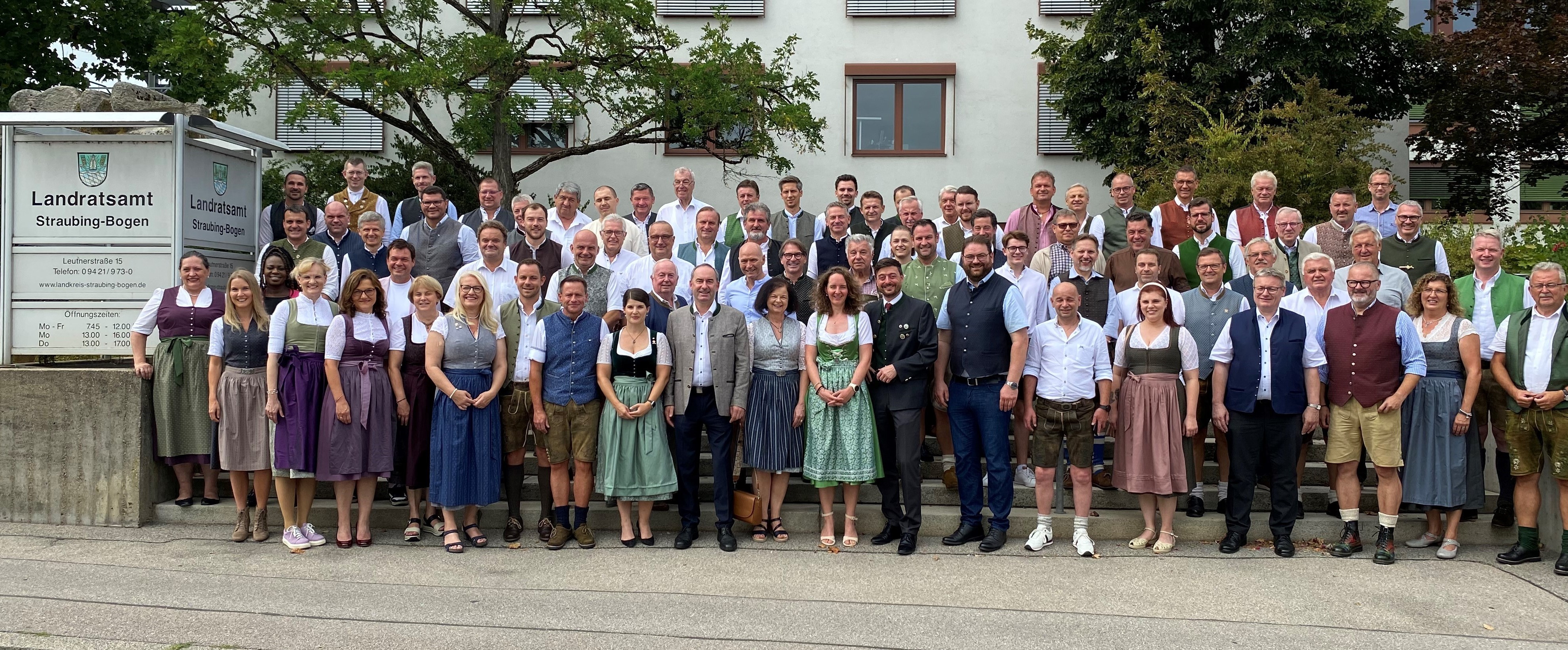 Gruppenfoto der Teilnehmer am Unternehmertag vor dem Landratsamt