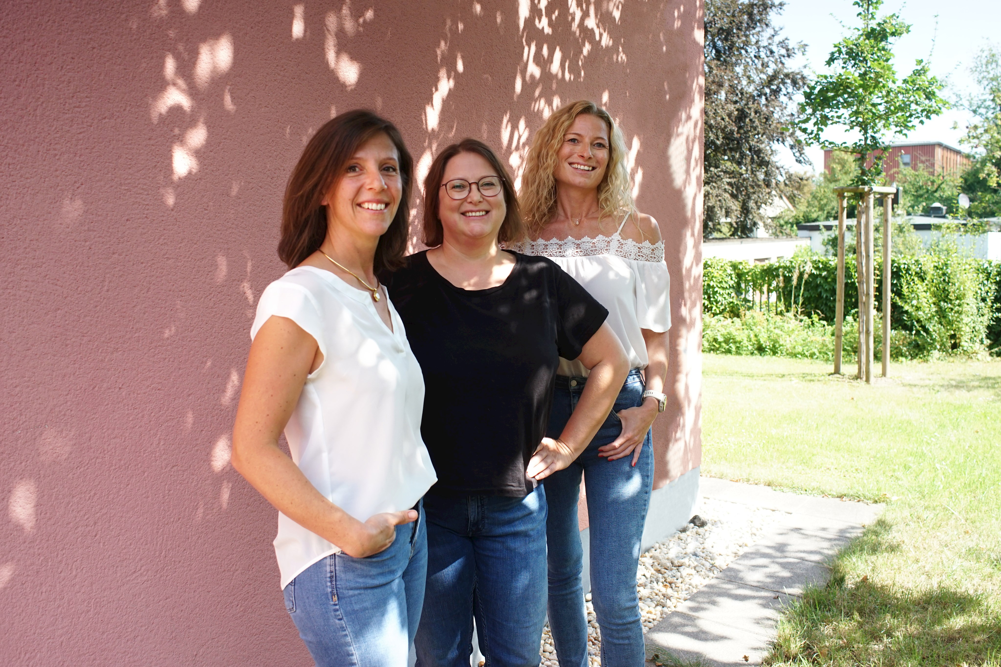 Das Team der KoKi: Marina Luginger, Evelyn Jurgasch und Bianca Oischinger stehen vor dem Landratsamt.