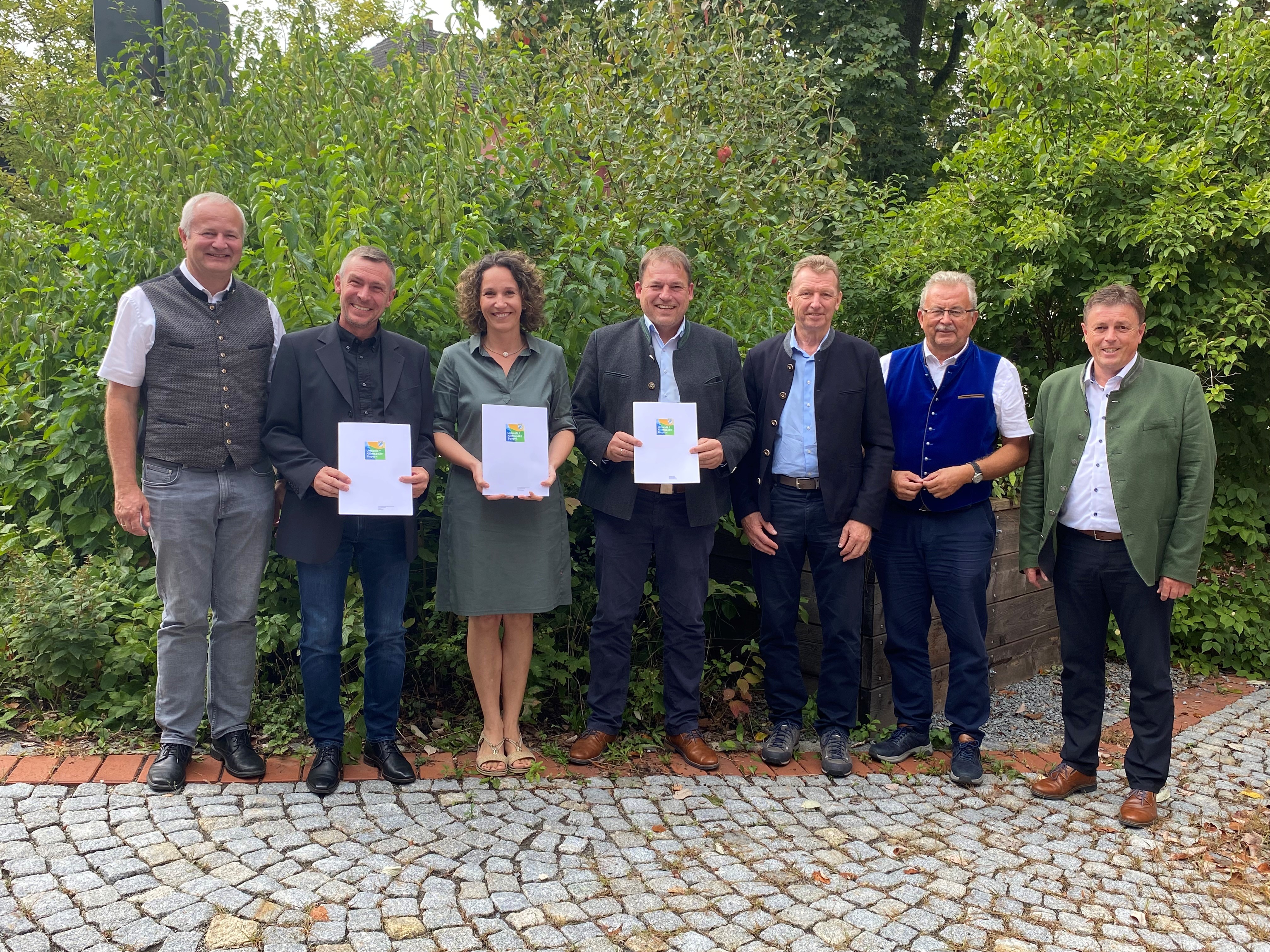 Anton Piermeier (Bürgermeister Sankt Englmar), Martin Gruber, Michaela Reiner (Hotel Reinerhof), Thomas Schambeck (schambeck group), Robert Ruber (Bürgermeister Atting), Landrat Josef Laumer und Ewald Seifert (Bürgermeister Oberschneiding) stehen vor dem Landratsamt.