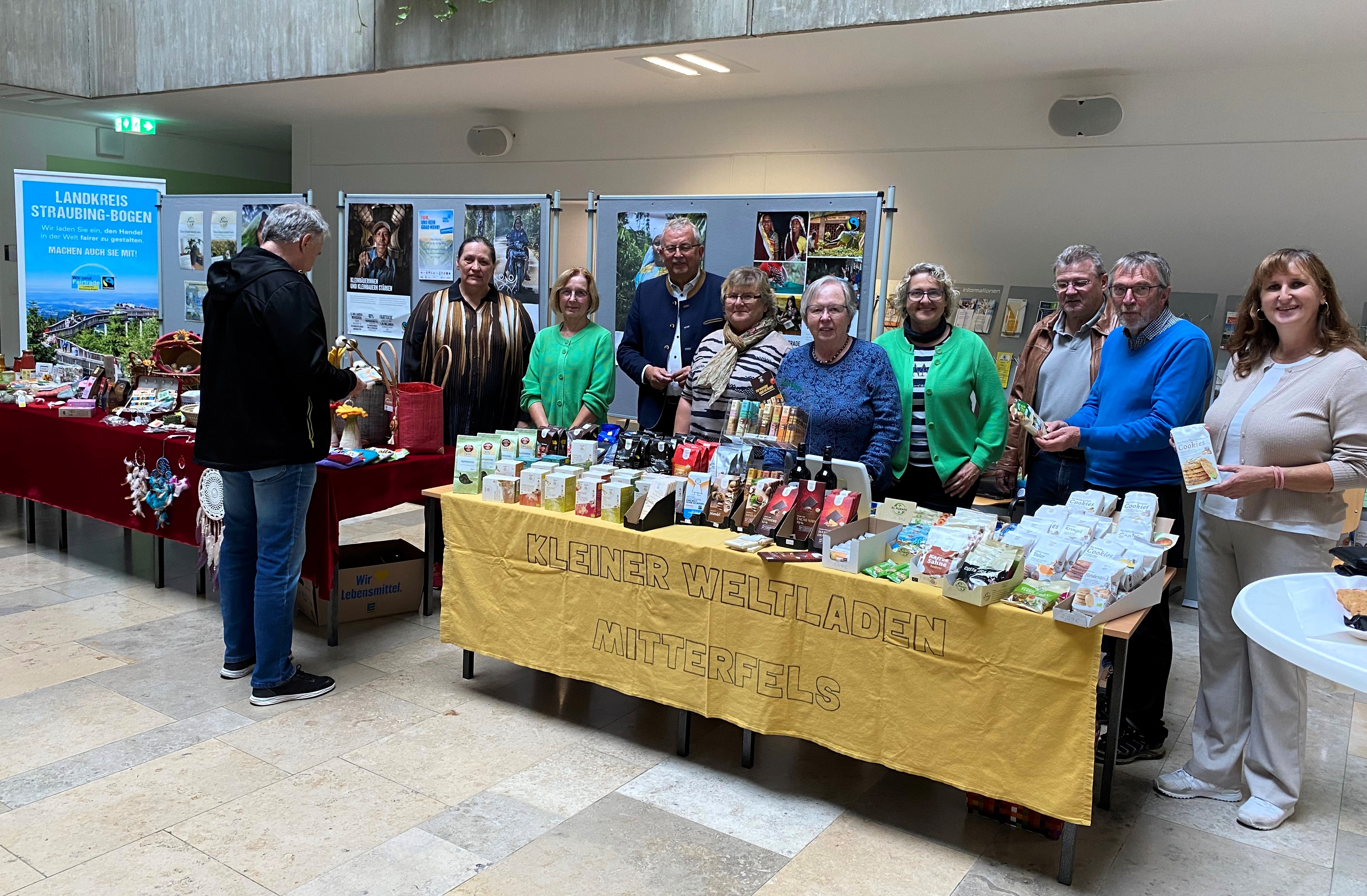 Der Verkaufs- und Präsentationsstand im Foyer des Landratsamtes