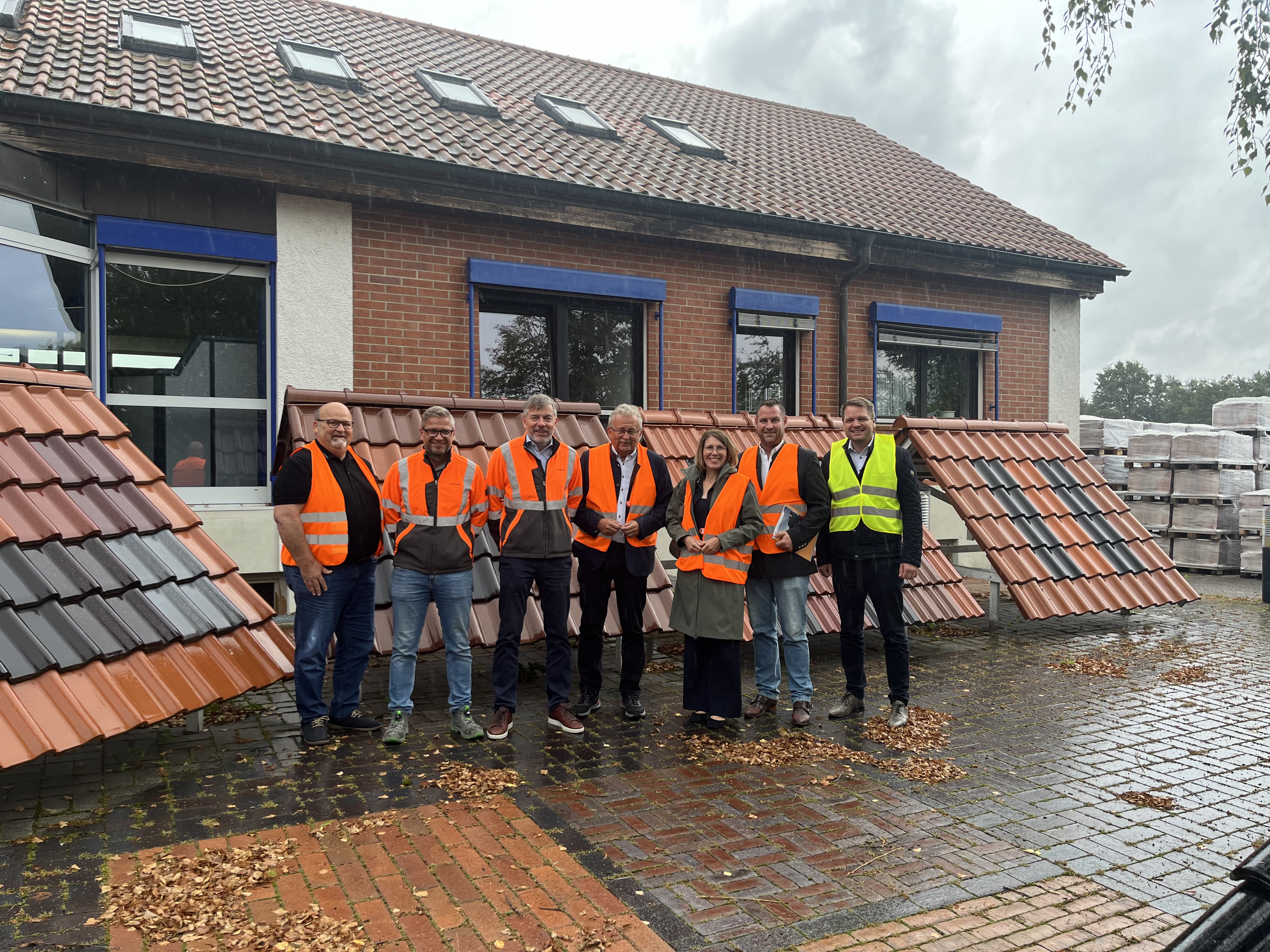 Die Gäste nach dem Besuch bei der Firma Wienerberger.