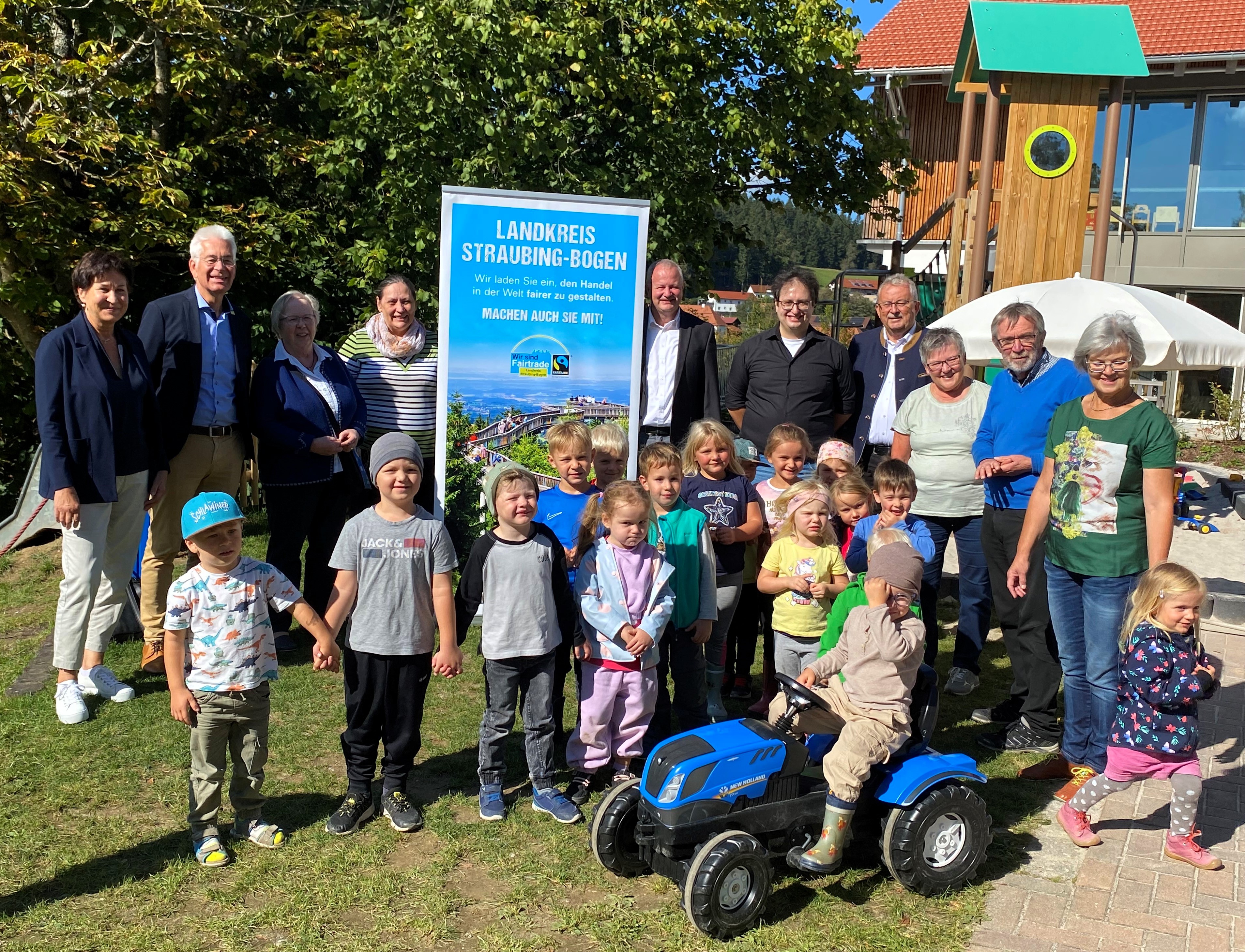 Die Gäste stehen im Garten in der Kindertagesstätte in Sankt Englmar