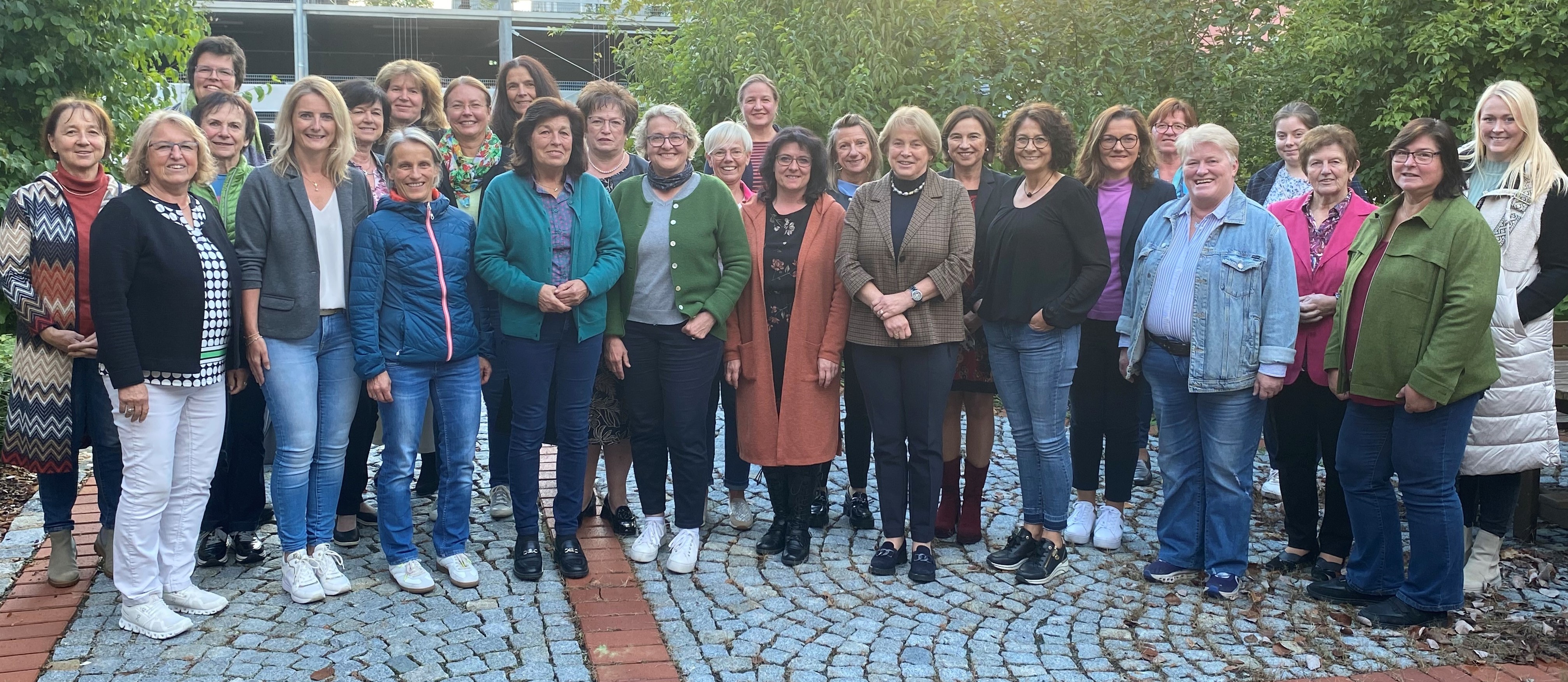 Die Kommunalpolitikerinnen beim Gruppenfoto vor dem Landratsamt.