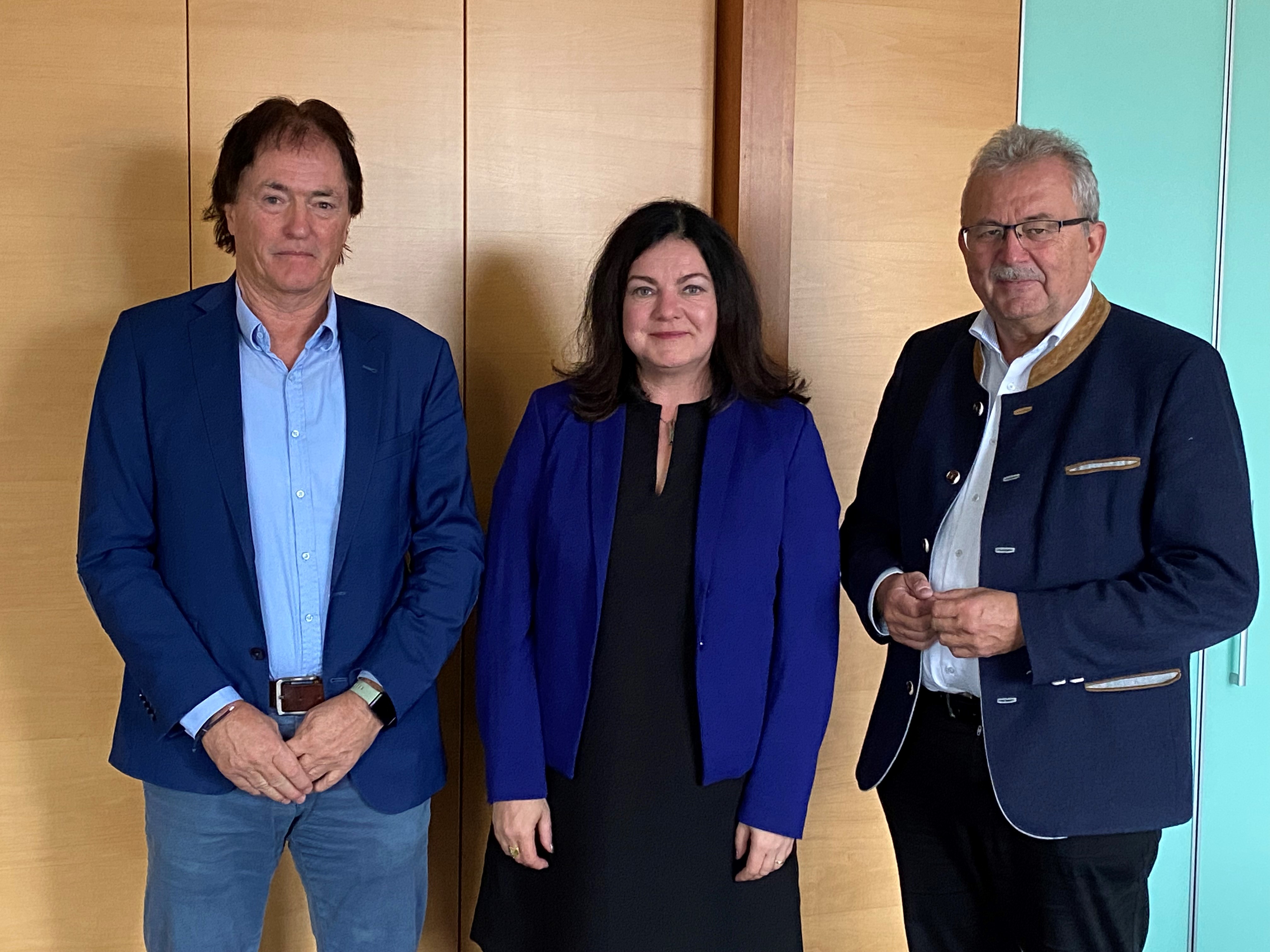 Schulamtsdirektor Heribert Ketterl, Schulamtsdirektorin Bianca Luczak und Landrat Josef Laumer im Büro des Landrats.