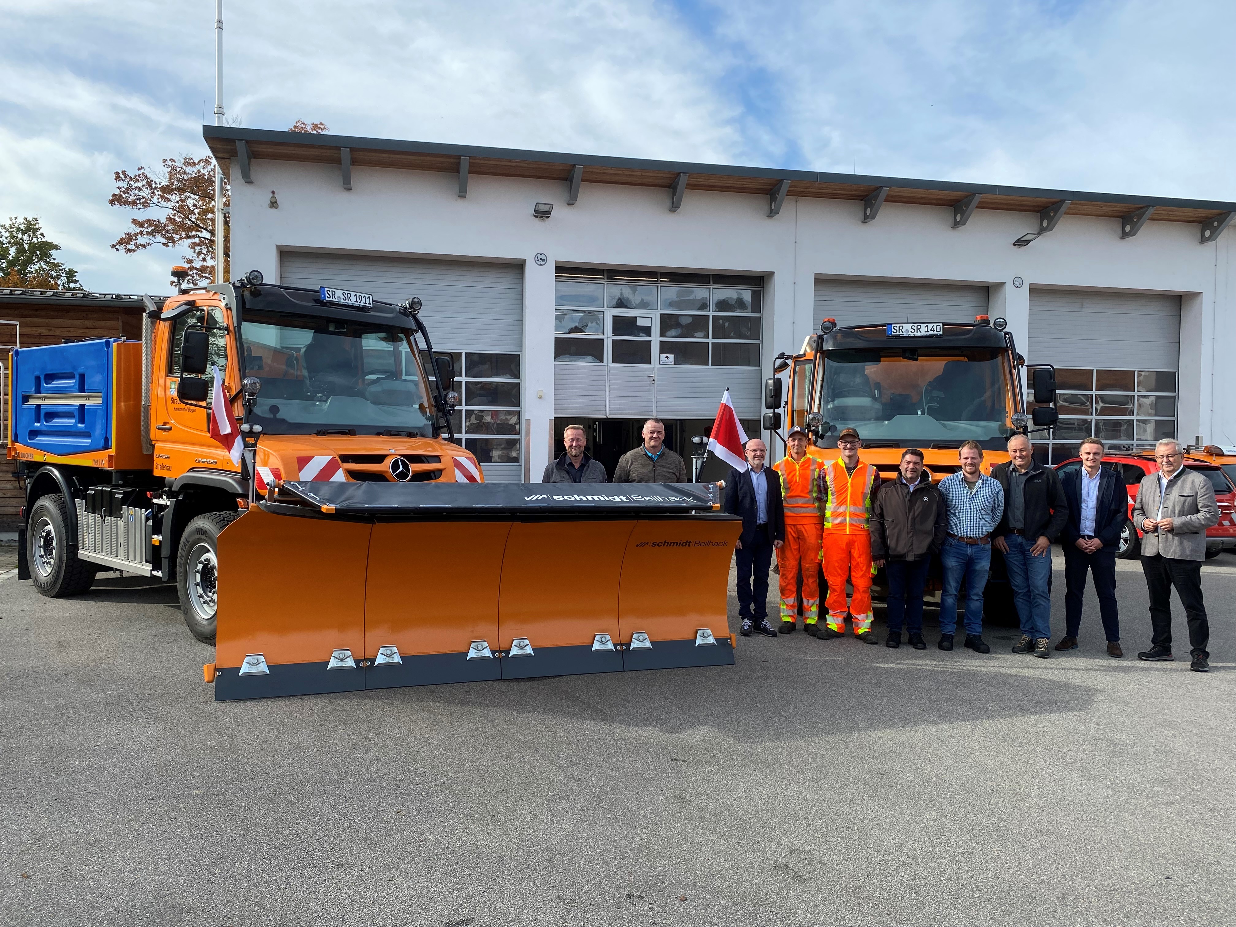 Die neuen Fahrzeuge werden im Kreisbauhof in Bogen präsentiert.