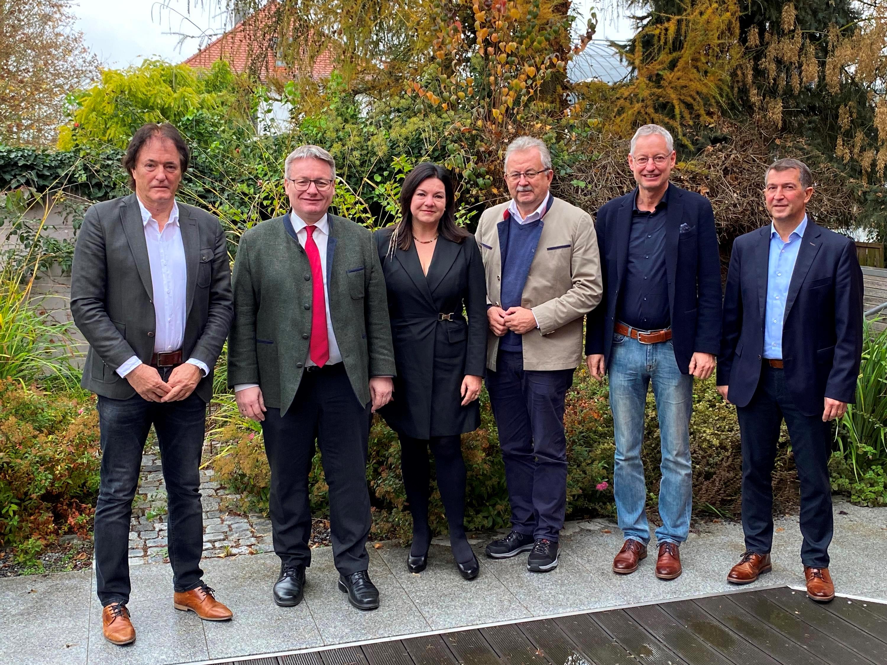 Schulamtsdirektor Heribert Ketterl, MdL Josef Zellmeier, Schulamtsdirektorin Bianca Luczak, Landrat Josef Laumer, Oberbürgermeister Markus Pannermayr, Schulamtsdirektor Stephan Grotz nach dem Gespräch vor dem Schulamtsgebäude.