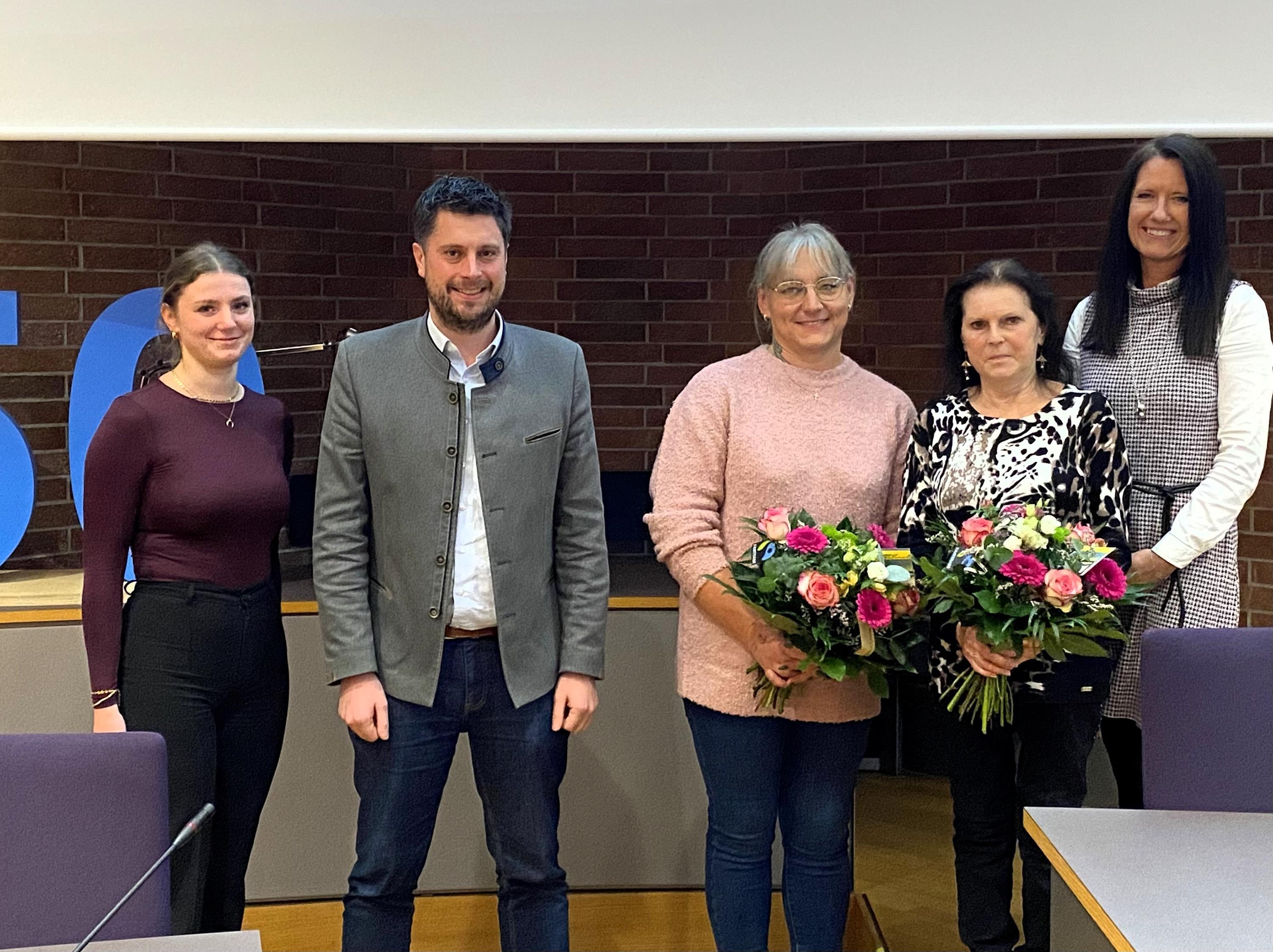 Gruppenbild mit den Geehrten nach der Veranstaltung im Großen Sitzungssaal des Landratsamtes.