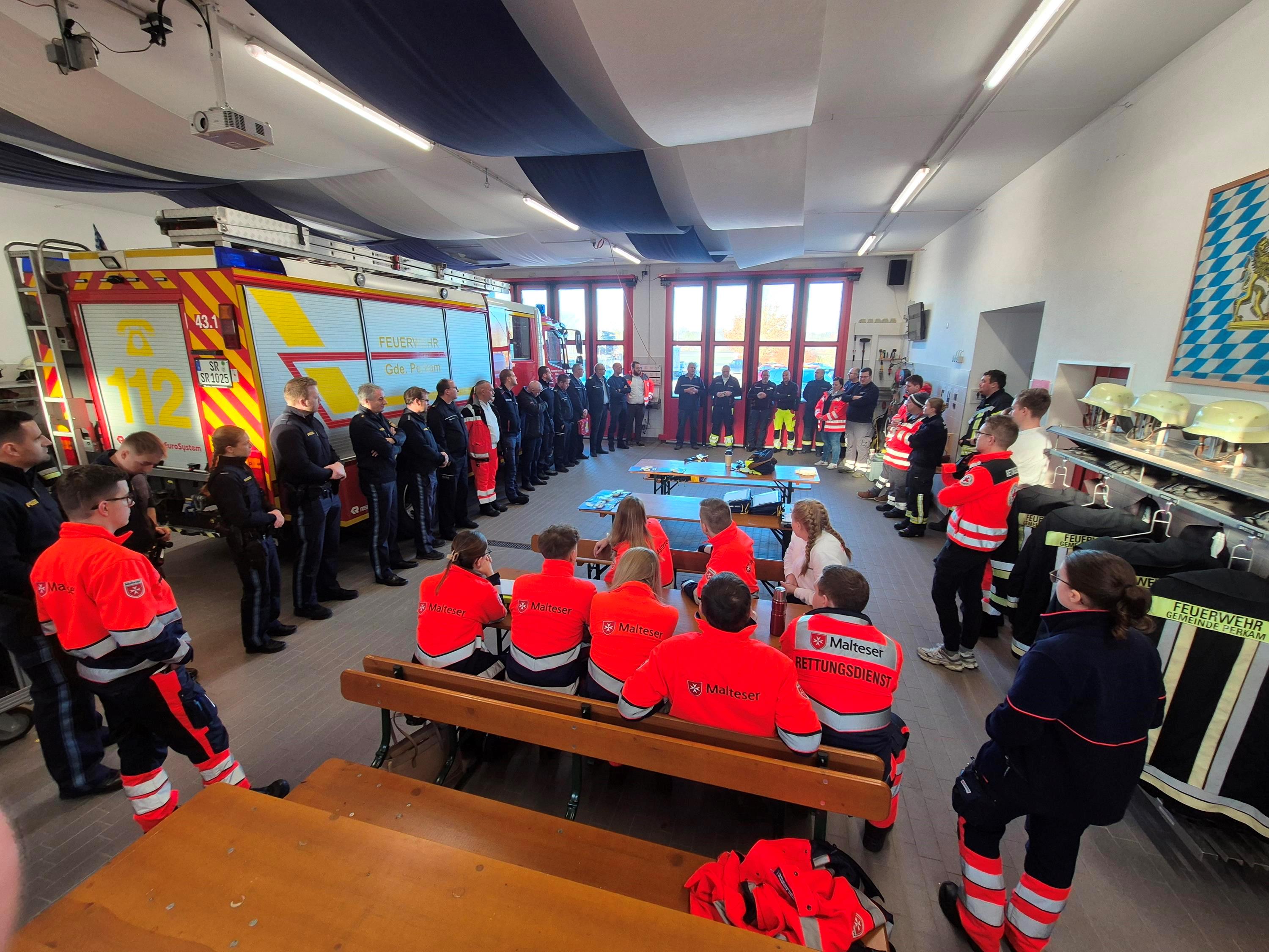 Die Einsatzkräfte bei der Begrüßung im Feuerwehrgerätehaus in Perkam.