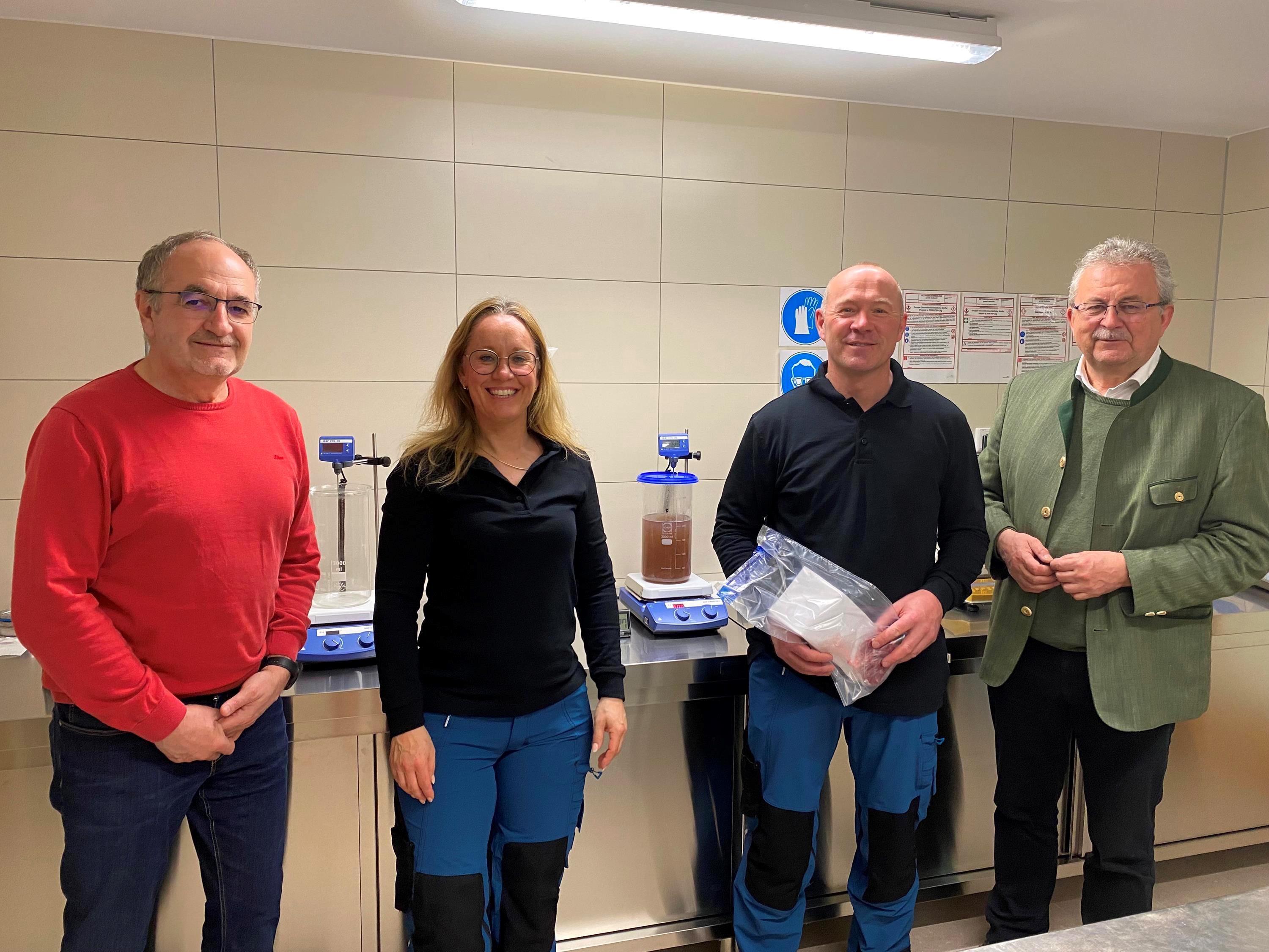 Martin Sansoni (Leiter Veterinäramt), Kerstin Jaretzke (Veterinäramt), Martin Kraus (Veterinäramt) und Landrat Josef Laumer in der neuen Trichinenuntersuchungsstelle