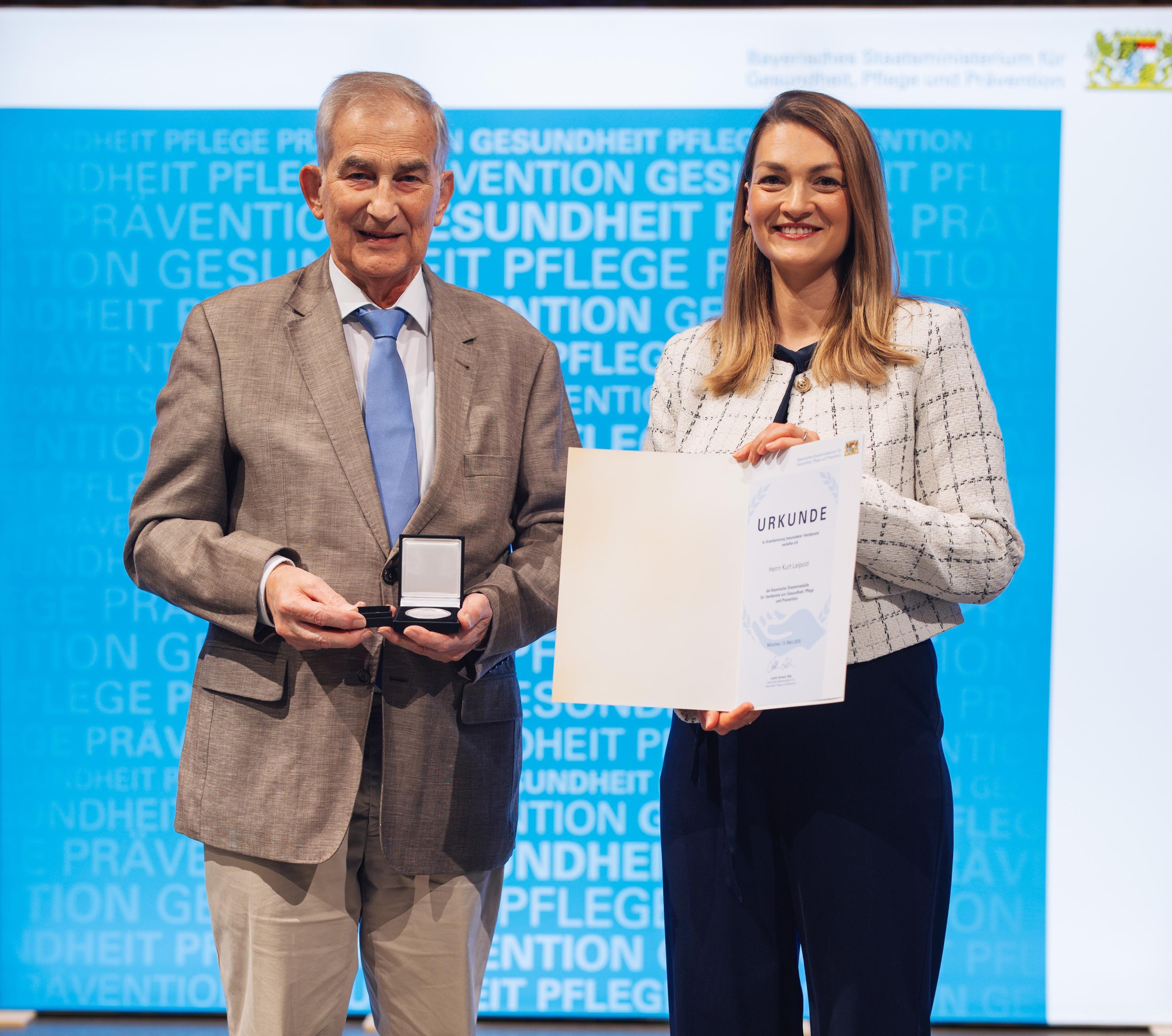 Kurt Leipold aus Feldkirchen mit der Bayerischen Staatsmedaille für Verdienste um Gesundheit, Pflege und Prävention ausgezeichnet